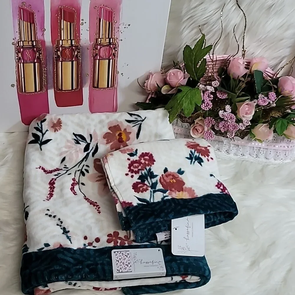 1510  KASSAFINA Home Collection  Floral Towels Set 2  NWT